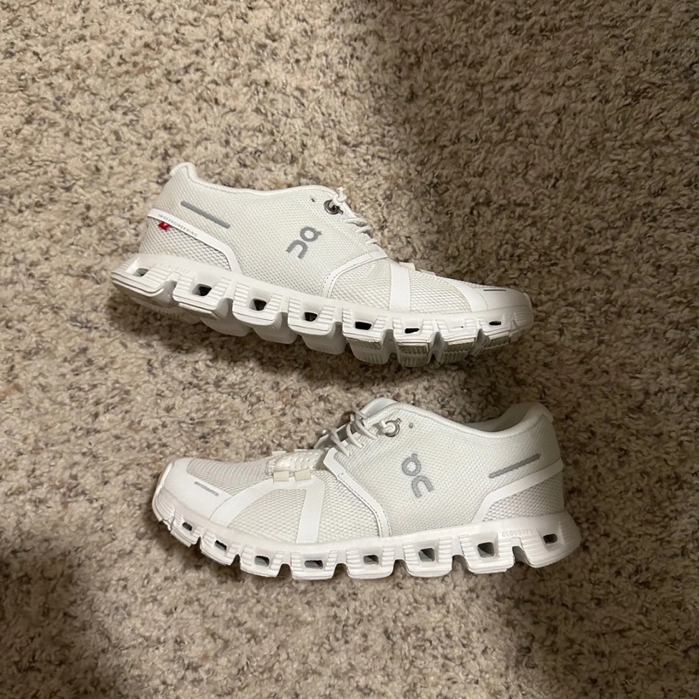 size 5.5 women’s oncloud cloudX white slip on sneakers